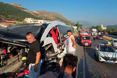 Yolcu otobüsü tıra arkadan çarptı: 2 ölü, 3’ü ağır 18 yaralı