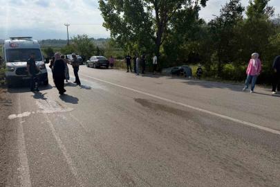Yoldan çıkan otomobil ağaçlık alanda yan yattı