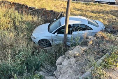 Yoldan çıkan otomobil, araziye girdi: 2 yaralı
