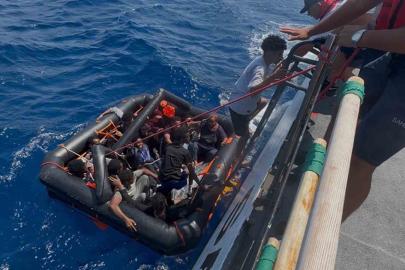 Yunan sahil güvenlik 16 düzensiz göçmeni Türk karasularına geri itti