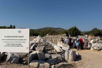 Yunan turistlerden Kyzikos Antik Kenti’ne ziyaret