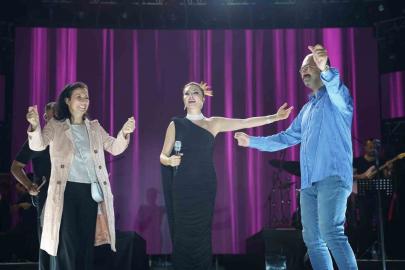 Zafer Bayramı ve festival coşkusu bir arada yaşatıldı: Ebru Yaşar kulakların pasını sildi