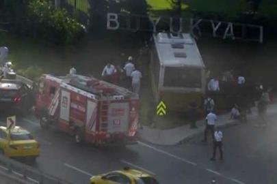 Zeytinburnu Sahil Yolu’nda sürücüsünün direksiyon hakimiyetini kaybettiği İETT otobüsü yoldan çıkarak kaza yaptı. Kazada yaralananlar olduğu bildirilirken, bölgeye çok sayıda polis, itfaiye ve sağlık ekibi sevk edildi.