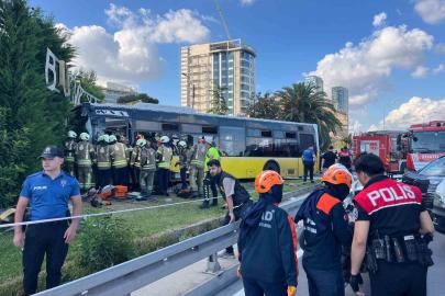 Zeytinburnu’nda İETT otobüsü site duvarına çarptı: Yaralılar var