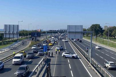Zeytinburnu’nda panelvan araç alev alev yandı