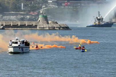 Zonguldak Limanı’nda 30 Ağustos şöleni: Römorkörlerden görsel şov