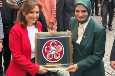152 yıllık makineyle işlenen Kızılay’ın ilk amblemi Bakan Göktaş’a da hediye edildi