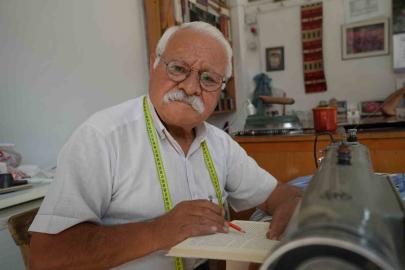 55 yıllık terzi, boş vakitlerini kitap okuyarak geçiriyor