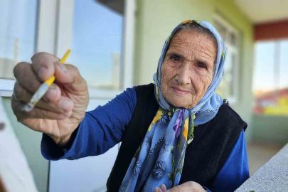 81 yaşında yaşıtlarına taş çıkartıyor: Fırçayı elinden düşürmüyor