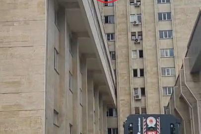 9. kattaki cama çıktı, polis ekiplerinin ikna çalışmasıyla indirildi