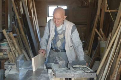 90 yaşındaki marangoz, ahşap işlemeleriyle tarihe meydan okuyor