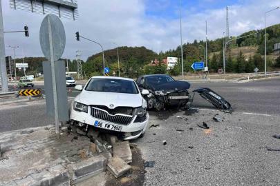Abant Kavşağı’nda iki otomobil çarpıştı