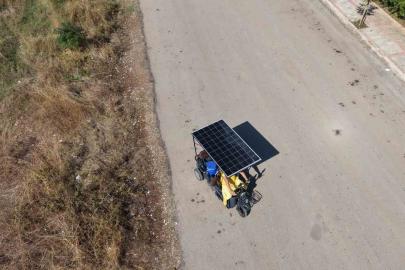 Adana sıcağını avantaja çevirdi: Dondurma sattığı motosikletine güneş paneli taktırdı