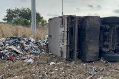 Adana’da atık yüklü tır devrildi: Sürücü yaralandı