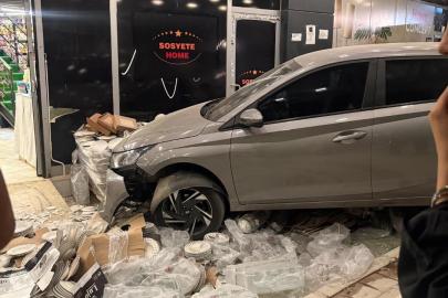 Adana’da kontrolden çıkan iki otomobil peş peşe mağazaya girdi: 2 yaralı