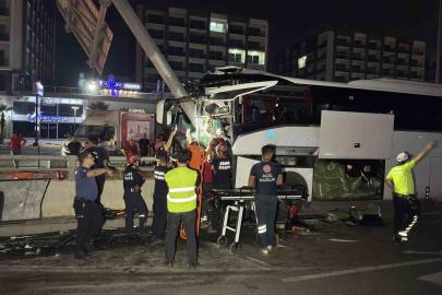 Adana’da yolcu otobüsü alt geçit duvarına çarptı: 11 yaralı