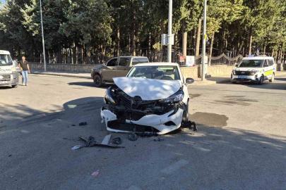 Adıyaman’da 2 otomobil çarpıştı: 1 yaralı