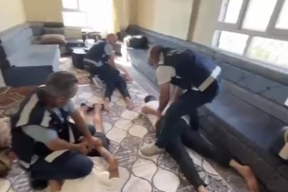 Ağlayan kadını fark eden Samsun polisi izi Şanlıurfa’daki bağ evine kadar sürdü: 2 milyon 329 bin liralık dolandırıcılık yapanlar yakalandı