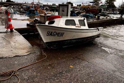 Akçakoca’da fırtına balıkçı barınağını vurdu: 4 tekne battı