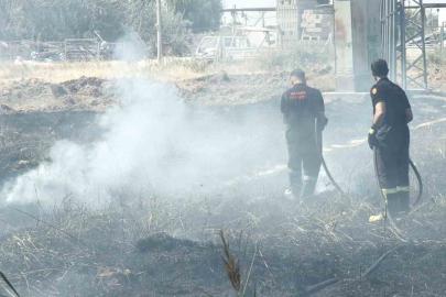 Aksaray’da kurumuş otların tutuşması ile yangın çıktı