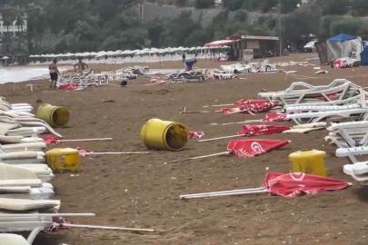 Alanya’da şiddetli rüzgar sahili savaş alanına çevirdi: Şezlonglar metrelerce sürüklendi