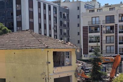 Aliağa’da 54 yıllık ortaokul binası yenilenmek üzere yıkıldı