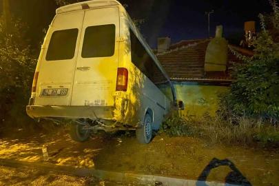 Ankara’da el freni çekilmeyen minibüs duvara çarptı