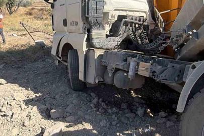Ankara’da kontrolden çıkan tır devrildi