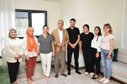 Antakya Belediye Başkanı Yapar, evlerine kavuşan depremzede ailelerle bir araya geldi
