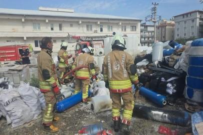 Antakya’da şantiye içerisinde malzemeler alevlere teslim oldu