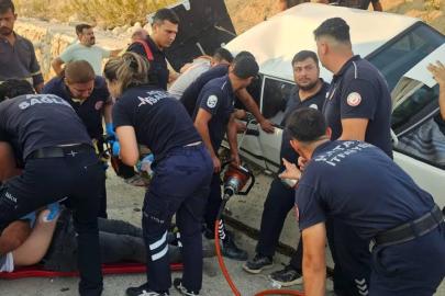 Antakya’da Tofaş hurdaya döndü: 2 yaralı