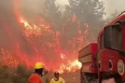 Antalya’da ekipler alevlerin arasında kalmaktan son anda kurtuldu
