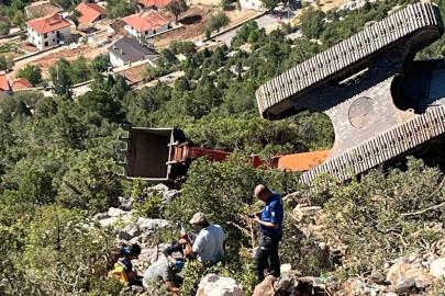 Antalya’da iş makinesi 60 metrelik uçuruma yuvarlandı operatör yaralı kurtuldu