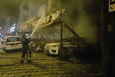 Antalya’da oto galeride yangın: 4 araç ve apartman hasar gördü