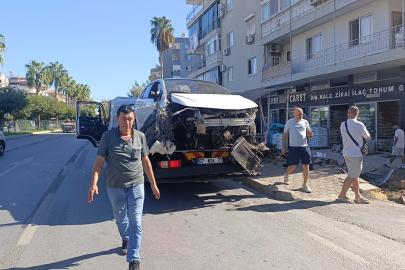 Antalya’da otomobil önce yayaya çarptı ardından otobüs durağına daldı: 3 yaralı