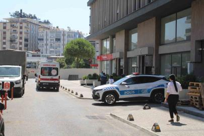 Apartmanın merdivenlerinden düşen yaşlı adam hastanelik oldu