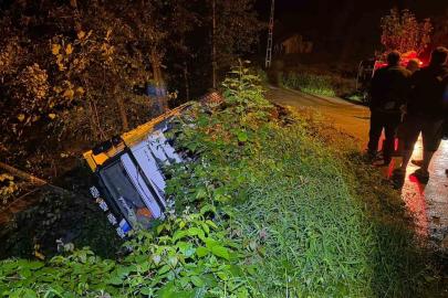 Artvin’de kamyon dere yatağına devrildi: 1 yaralı