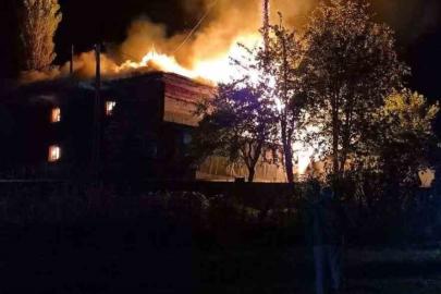 Artvin’de tarihi camide çıkan yangın lojmana sıçradı