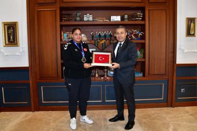 Avrupa Şampiyonu bayan millî boksörleri kabul etti
