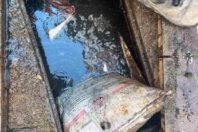 Ayvalık’ta kanalizasyon şebekesinden bir çuval kömür çıktı