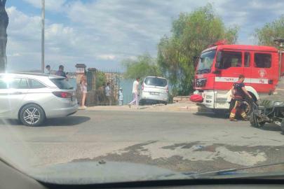 Ayvalık’ta otomobil bahçeye girdi, korkulan olmadı