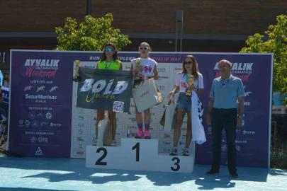 Ayvalık’ta yarı maratonun şampiyonları ödüllerini aldı