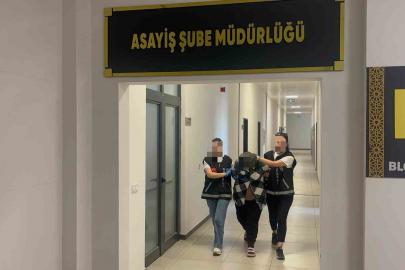 Babasını öldüren annesinin gözyaşlarını mahkeme salonunda sildi