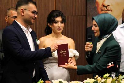 Bakan Göktaş, evlilik desteğinden yararlanan çiftin nikah şahidi oldu