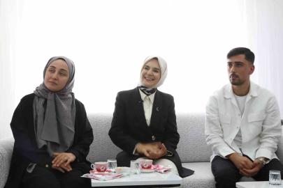 Bakan Göktaş, evlilik kredisinden yararlanan yeni evli çiftin ilk misafiri oldu