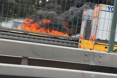 Bakırköy’de İETT otobüsü bilinmeyen bir nedenle alev alev yanmaya başladı. Olay yerine itfaiye ekipleri sevk edildi.