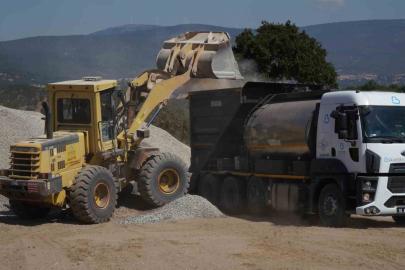 Balıkesir Büyükşehir Dursunbey’de yollara asfalt atıyor