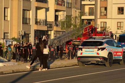 Balkon demirlerinde asılı kalan kadını, alt kattaki balkona tırmanarak kurtardı