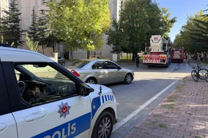 Balkonda çıkan yangın eve sıçramadan söndürüldü