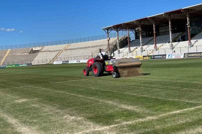 Bandırma’da 17 Eylül Stadı’nın çim zemini bakıma alındı
